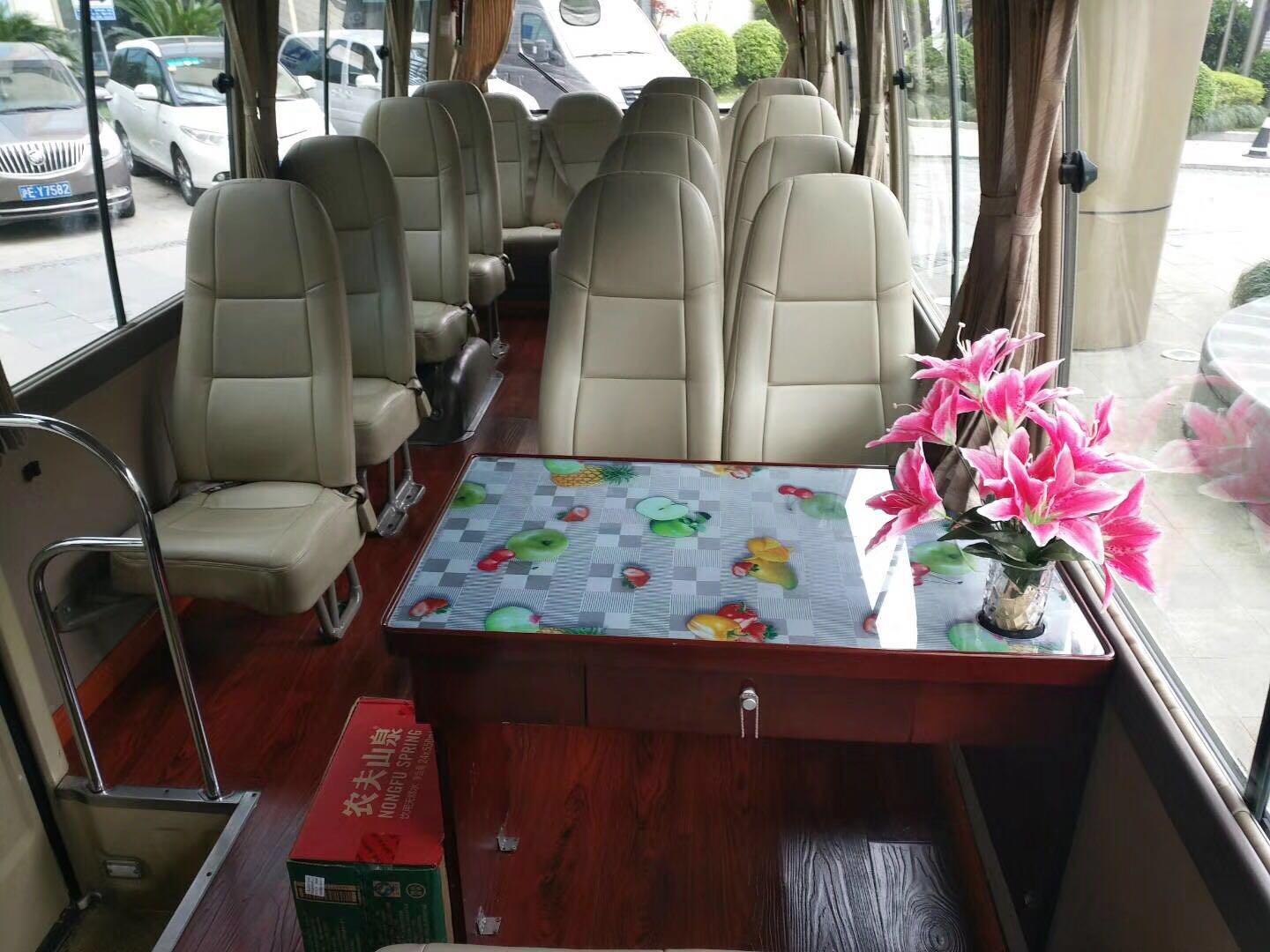 上海租考斯特中巴车